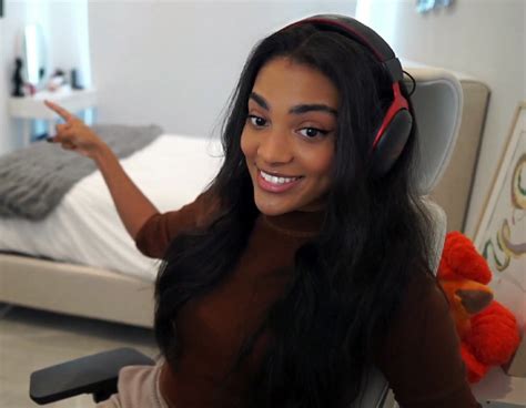 Top 24 Hottest Female Twitch Streamers